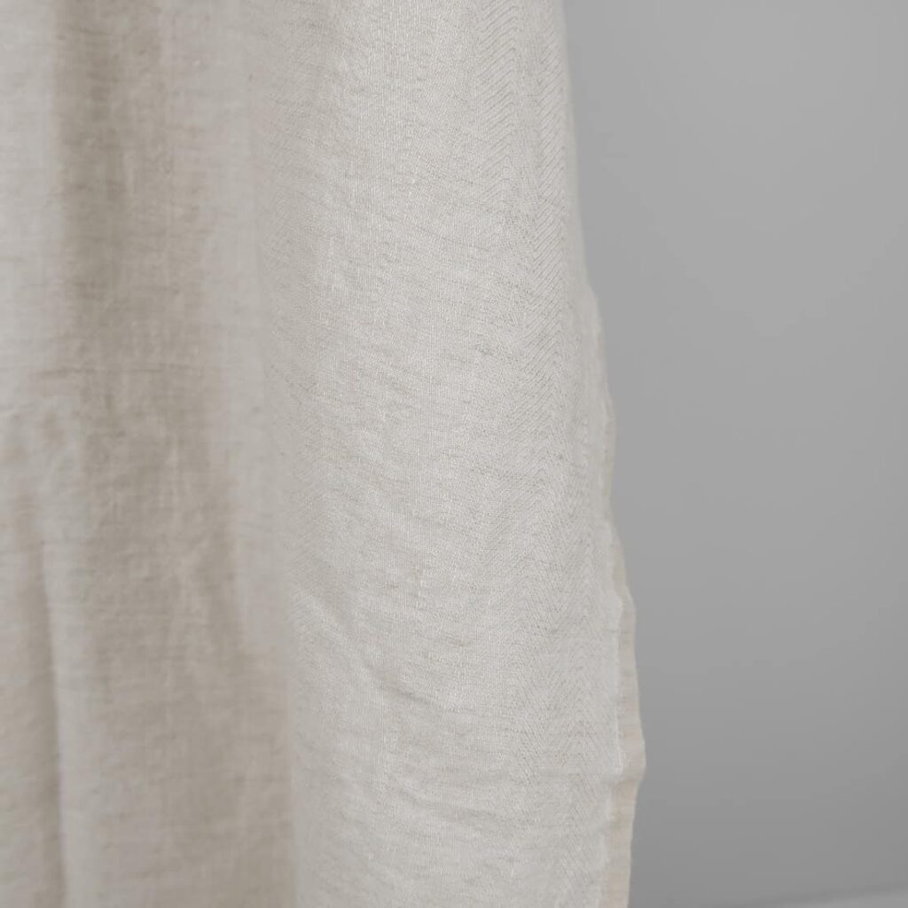 Vasket lin-ullstoff beige i fiskebeinsmønster 4 Washed linen wool fabric beige in herringbone pattern edge
