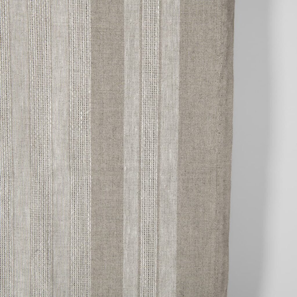 Smalt linstoff naturbeige med striper 2 Narrow linen fabric natural beige with stripes close up detail