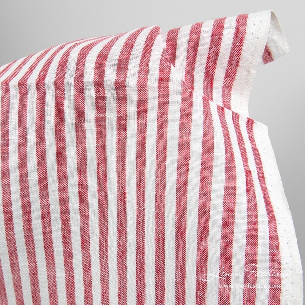 Narrow fabric in off white and red stripes