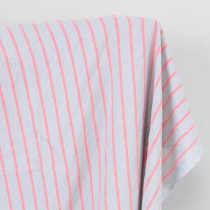 Lin-bomullsstoff lys grå med klare røde striper, vasket