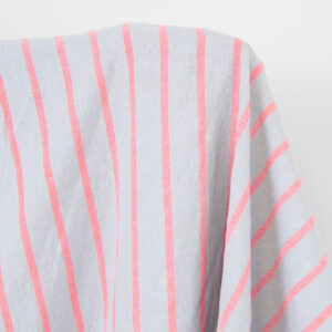 Lin-bomullsstoff lys grå med klare røde striper, vasket