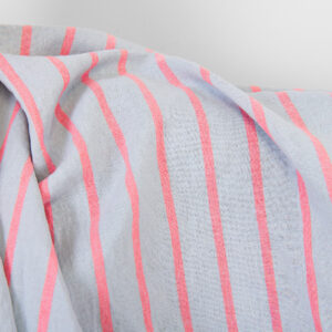 Lin-bomullsstoff lys grå med klare røde striper, vasket