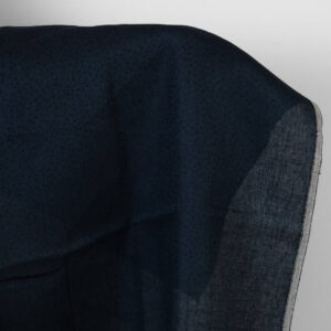 Lin-ullstoff svart med mørkeblå prikker 7 Lin-ullstoff svart med mørkeblå prikker