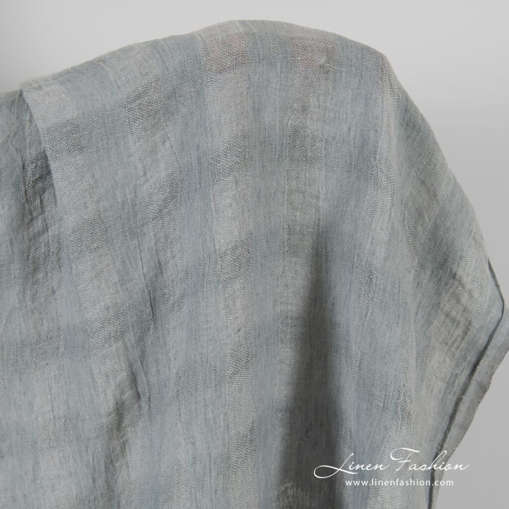 Gjennomsiktig linstoff i grå ruter vasket 2 Transparent linen fabric in grey checks, specially washed