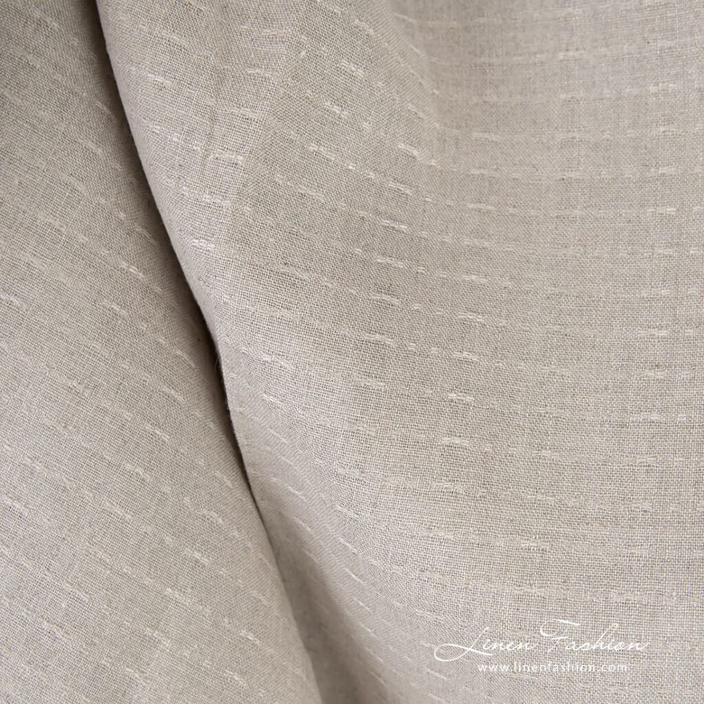 Naturfarget linstoff 3 Natural linen fabric with prominent dashes