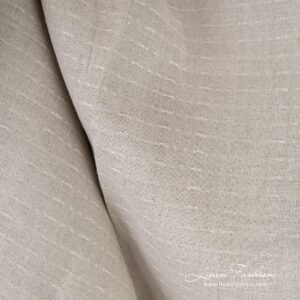 Naturfarget linstoff 11 Natural linen fabric with prominent dashes