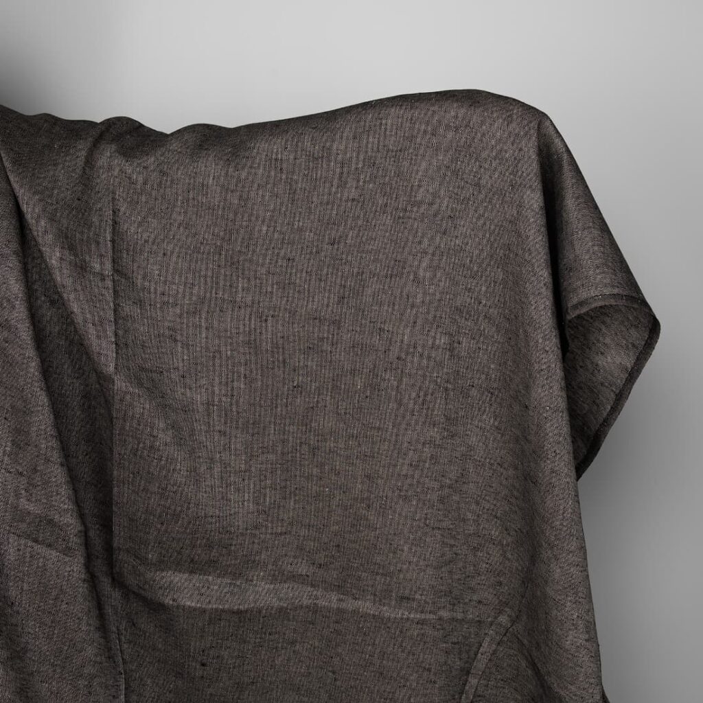 Linstoff i naturfarget og sort mønster 1 Linen fabric in natural and black pattern