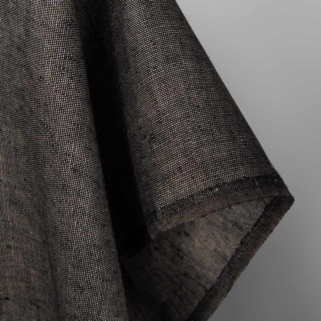 Linstoff i naturfarget og sort mønster 4 Linen fabric in natural and black pattern, fabric edge