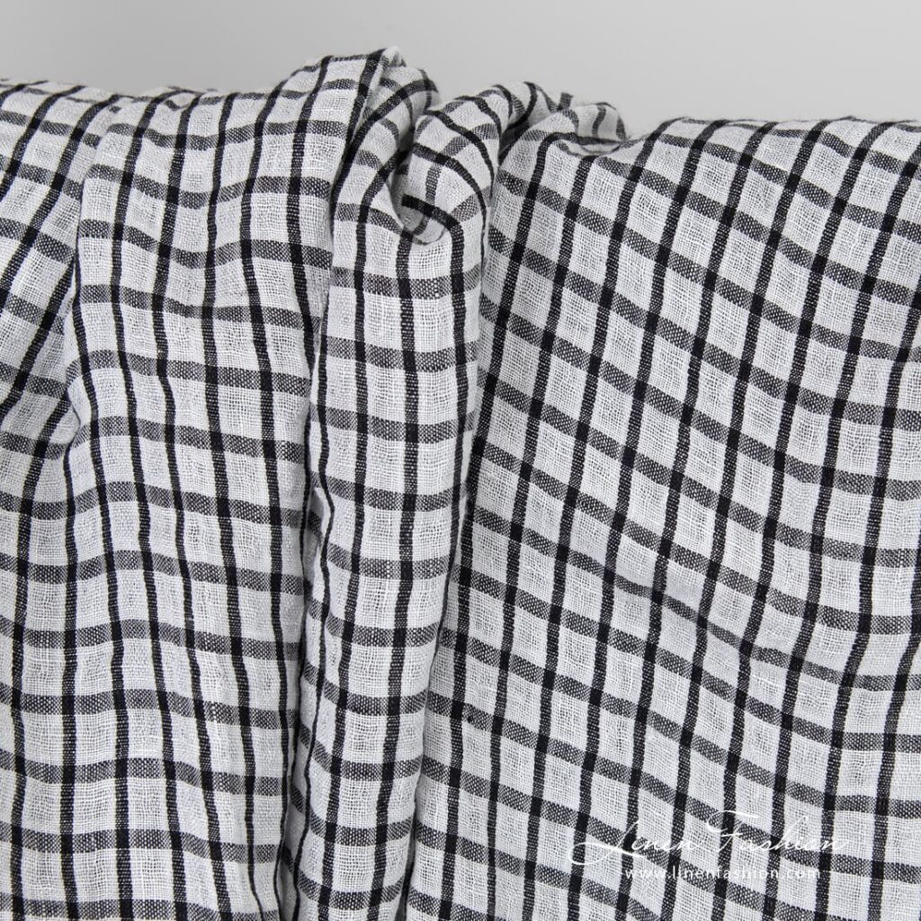 Linstoff i svarte og hvite ruter vasket 2 Linen fabric in black and white checks