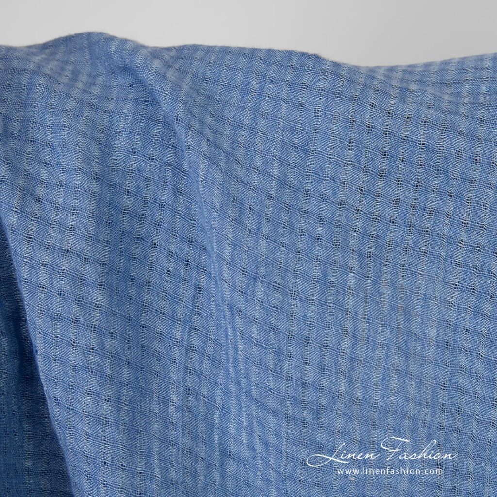 Vasket blått rutete linstoff i åpen vev 4 Blue openweave linen fabric in tiny transparent checks, washed fabric