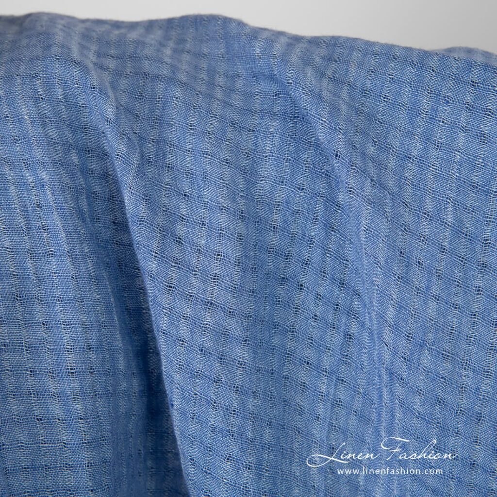 Vasket blått rutete linstoff i åpen vev 2 Blue openweave linen fabric in tiny checks