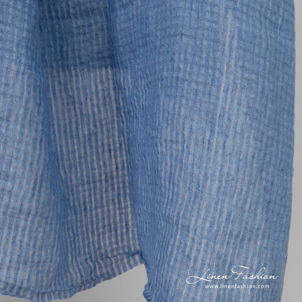 Vasket blått rutete linstoff i åpen vev 3 Blue openweave linen fabric in tiny transparent checks