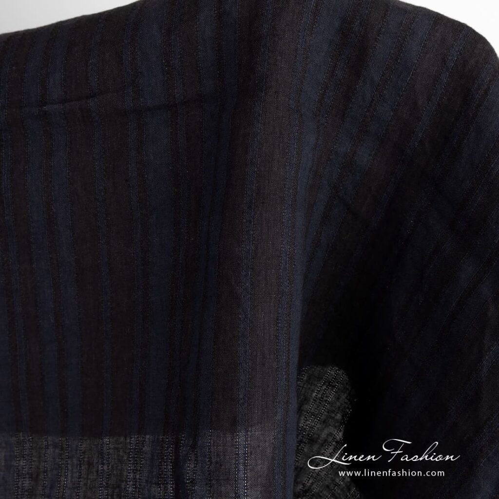 Linstoff i svarte og mørkeblå striper vasket 2 Linen fabric in openweave stripes