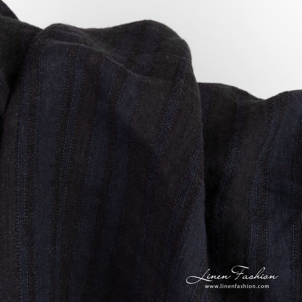 Linstoff i svarte og mørkeblå striper vasket 3 Linen fabric in vertical openweave stripes