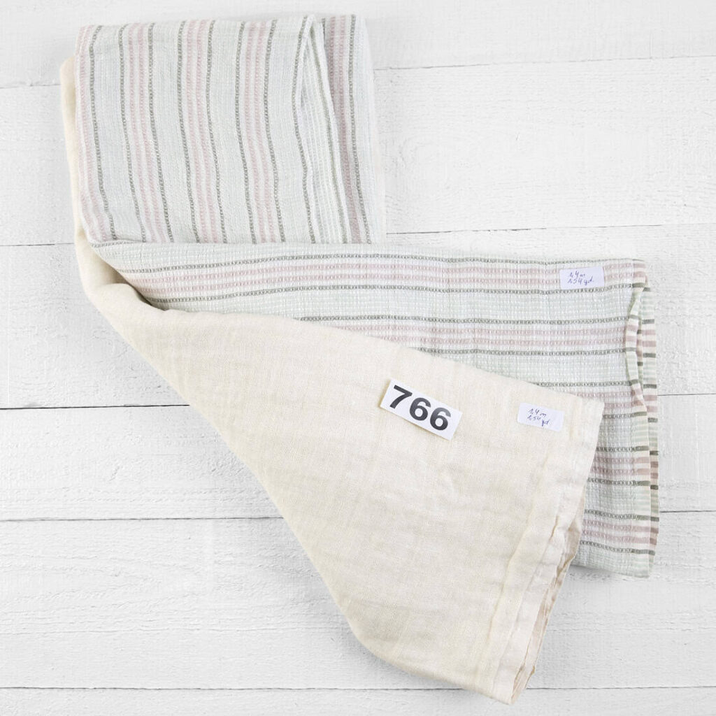 Linstoffstykker, sett nr. 766 1 Linen Fabric Cuts, Set No. 766