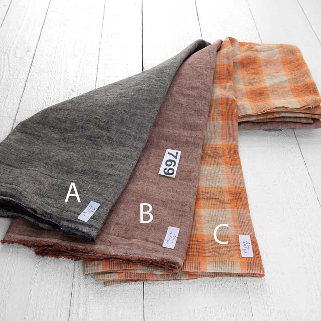 Linstoffstykker, sett nr. 769 5 Linen Fabric Cuts, Set No. 769