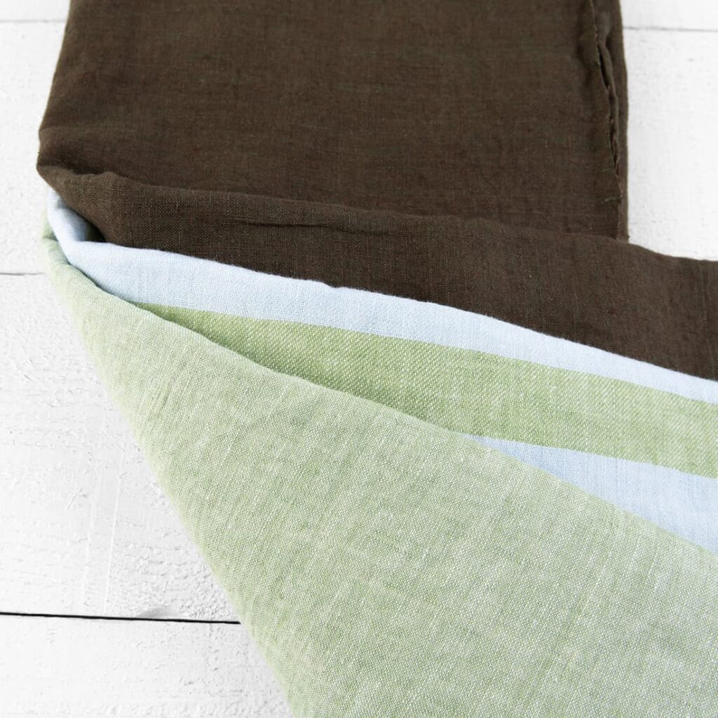 Linstoffstykker, sett nr. 771 2 Linen Fabric Cuts, Set No. 771