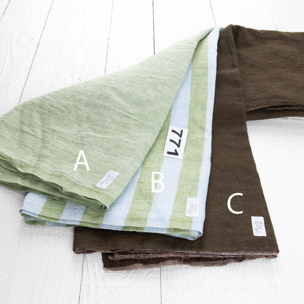 Linstoffstykker, sett nr. 771 5 Linen Fabric Cuts, Set No. 771