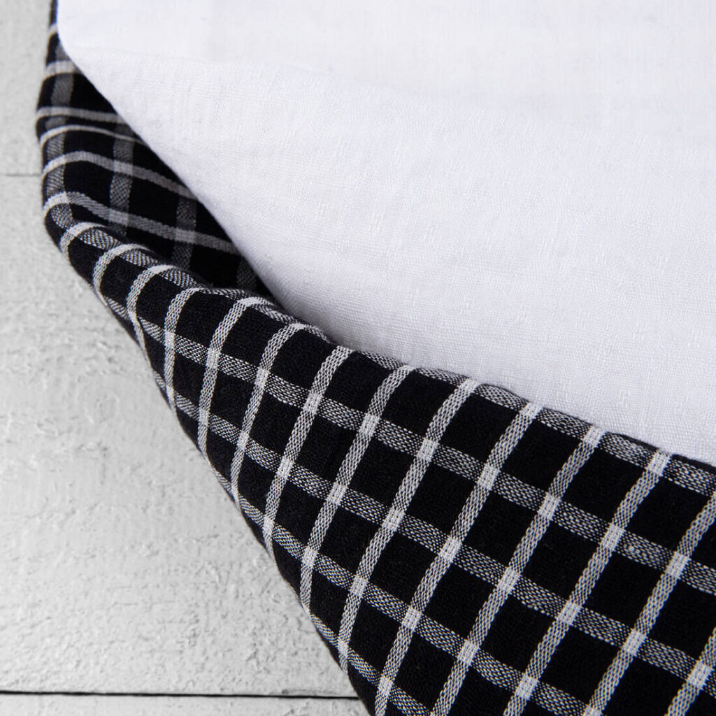 Linstoffstykker, sett nr. 818 2 Linen Fabric Cuts, Set No. 818