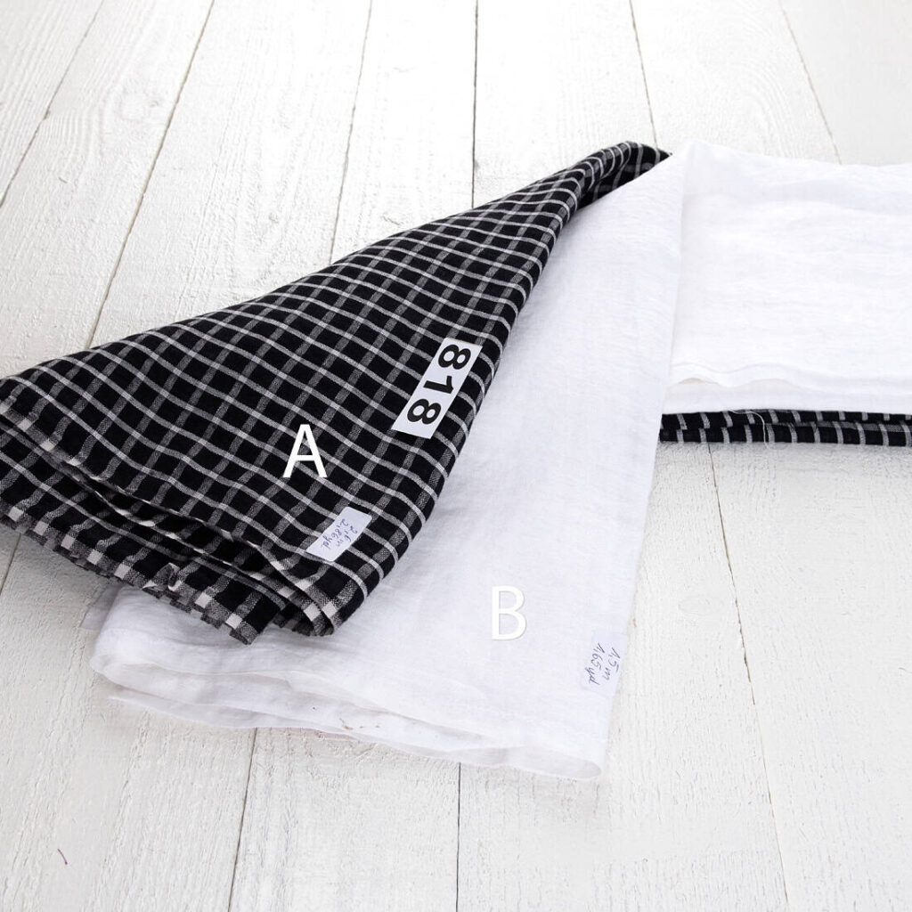 Linstoffstykker, sett nr. 818 4 Linen Fabric Cuts, Set No. 818