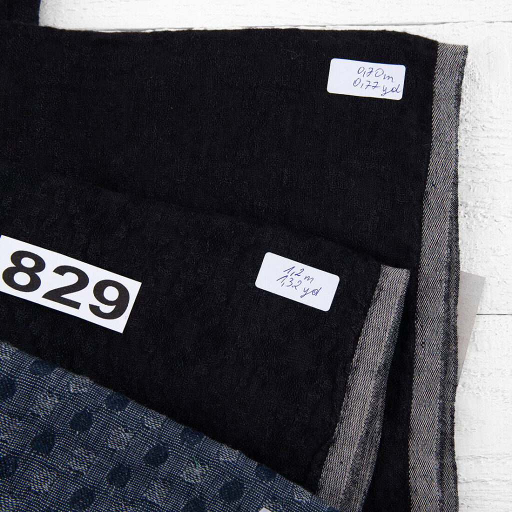 Lin-ull stoffstykker, sett nr. 829 4 Linen-Wool Fabric Cuts, Set No. 829