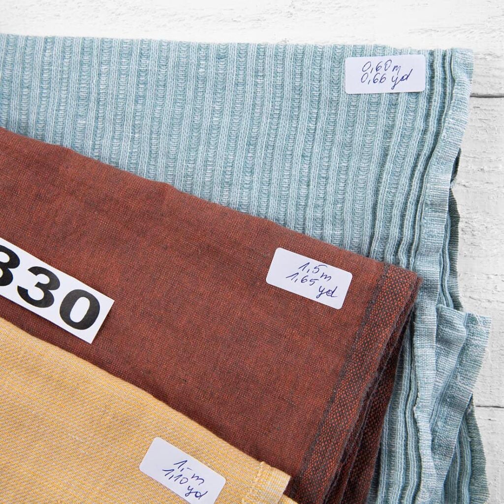 Lin-bomull stoffstykker, sett nr. 830 4 Linen-Cotton Fabric Cuts, Set No. 830