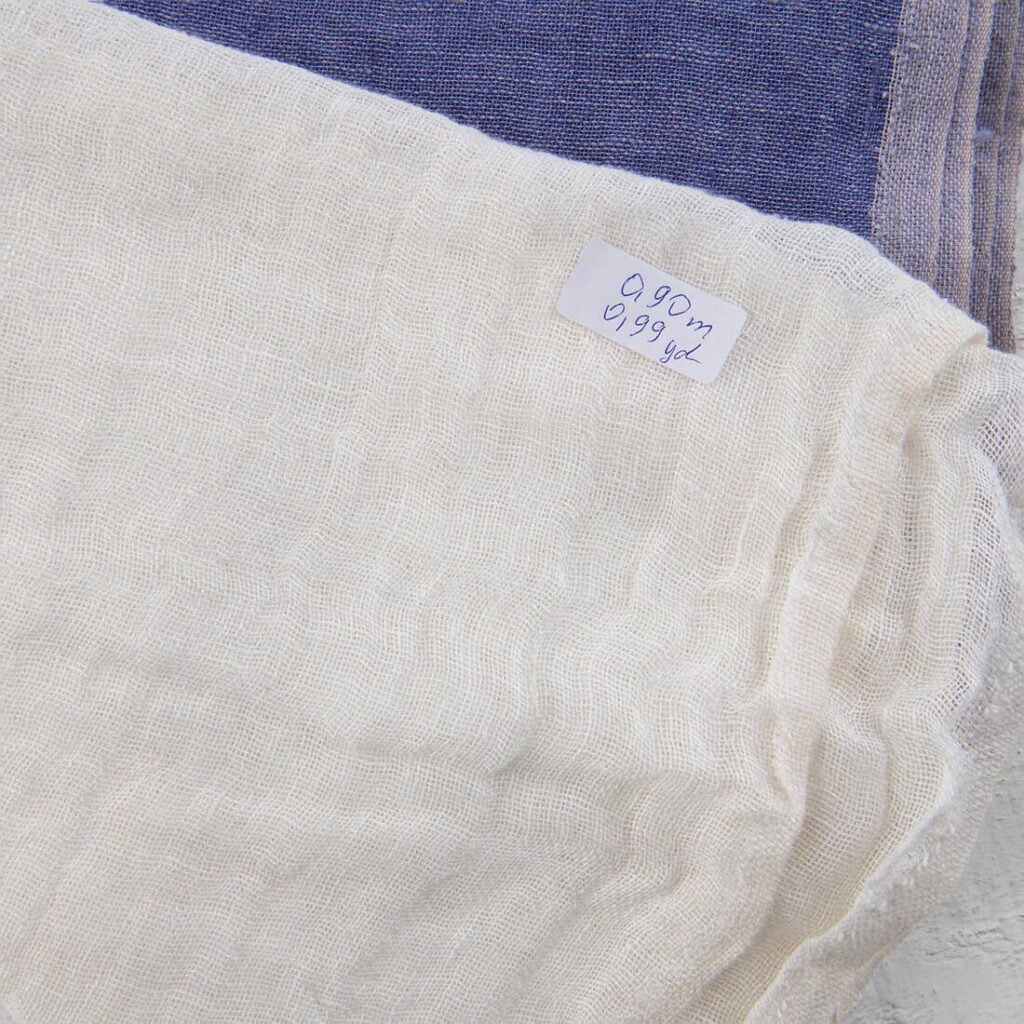 Linstoffstykker, sett nr. 833 3 Linen Fabric Cuts, Set No. 833