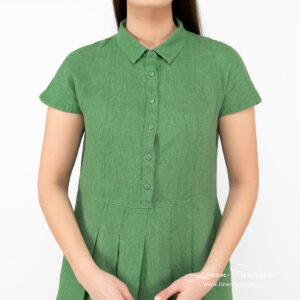 linen green long dress with collar and butoon closure.