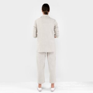 Light grey jacket of 100% linen fabric.
