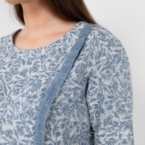 Linen cotton blue flower blouse with rounded neck.