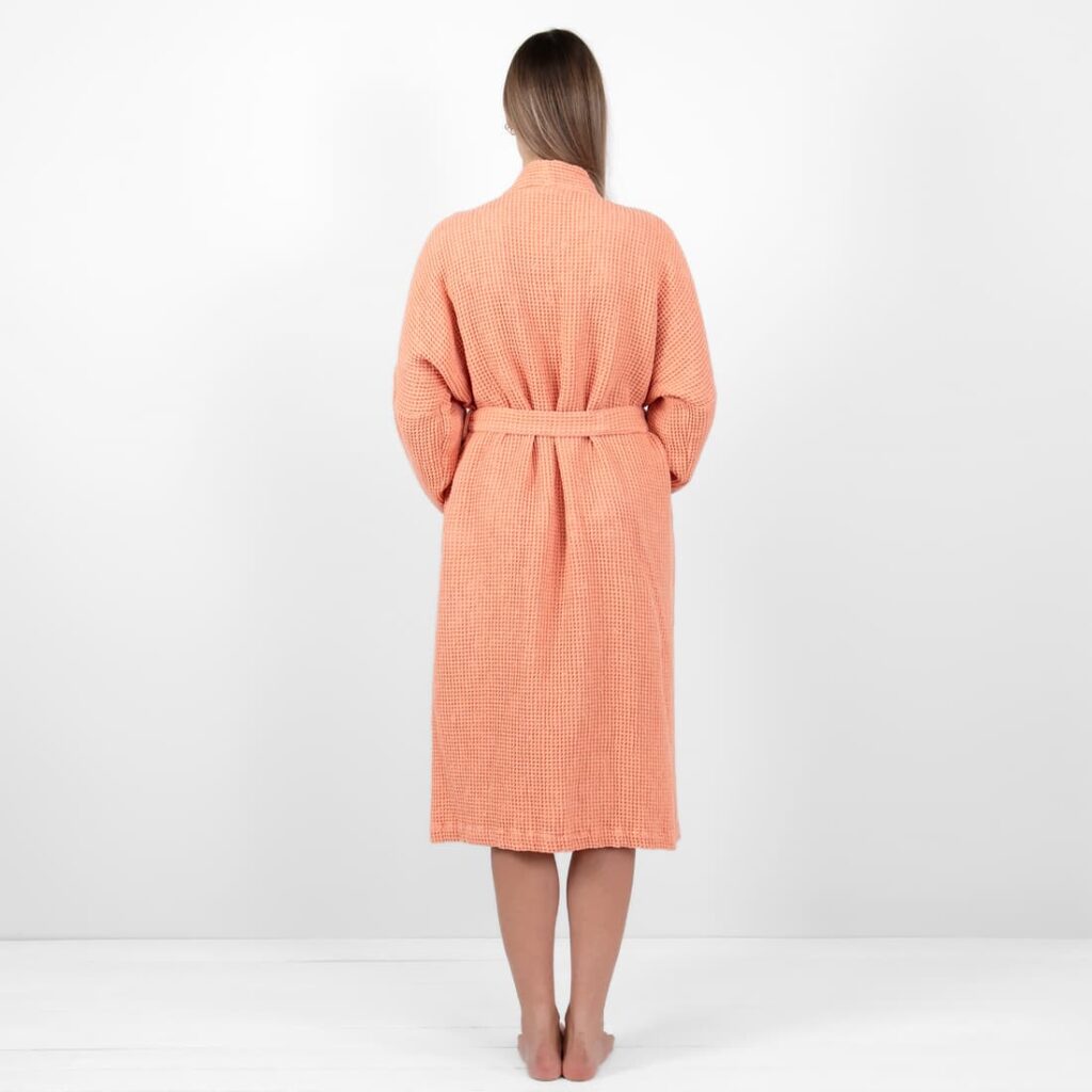 BINGO Badekåpe fersken 6 linen cotton peach bathrobe from backside.
