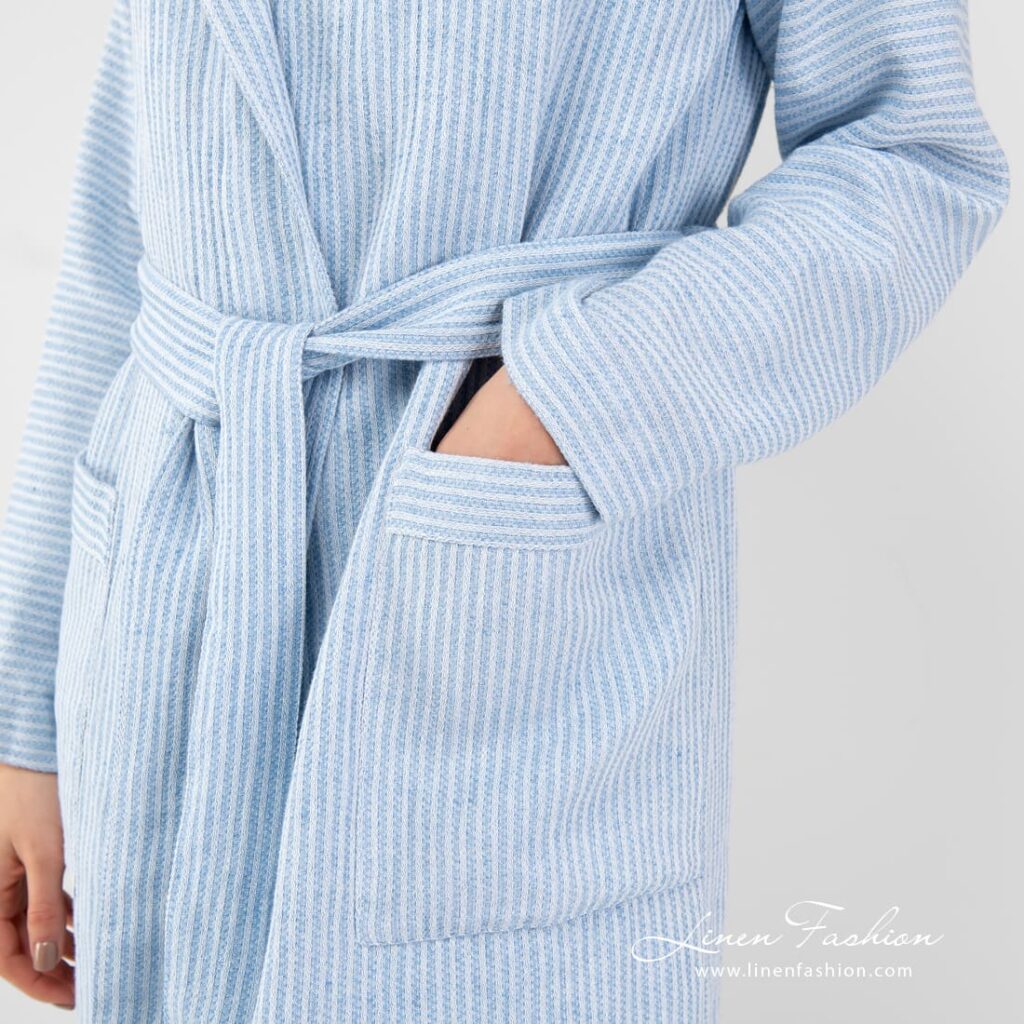 AIRA Badekåpe med hette blå 3 AIRA blue linen cotton bathrobe with hoodie and front pockets