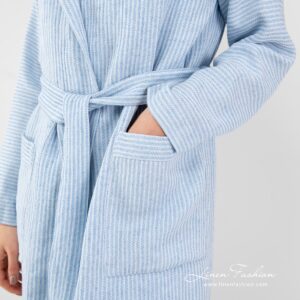 AIRA Badekåpe med hette blå 8 AIRA blue linen cotton bathrobe with hoodie and front pockets