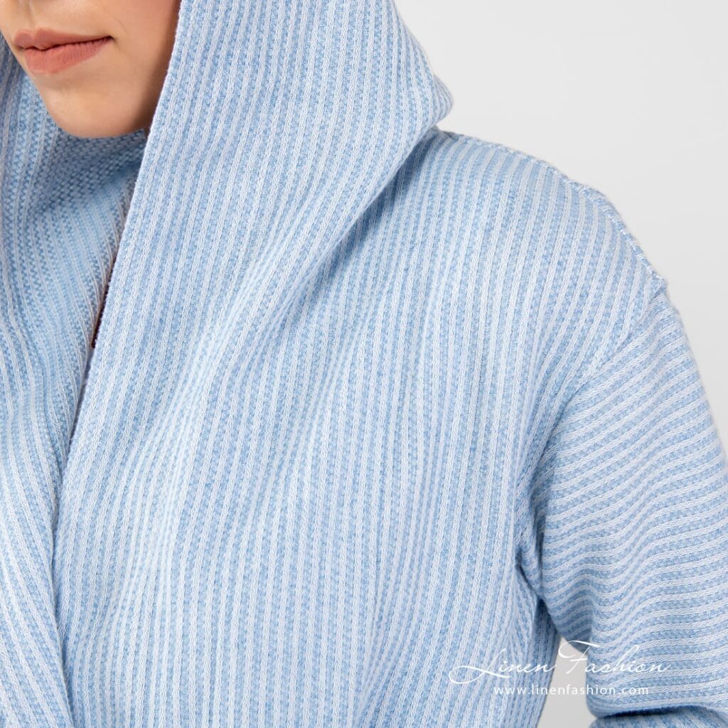 AIRA Badekåpe med hette blå 4 AIRA blue linen cotton bathrobe with hoodie and narrow stripe pattern