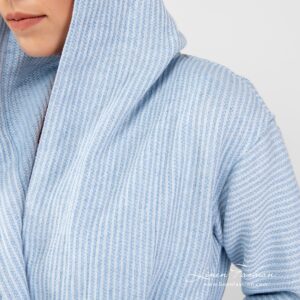 AIRA Badekåpe med hette blå 9 AIRA blue linen cotton bathrobe with hoodie and narrow stripe pattern