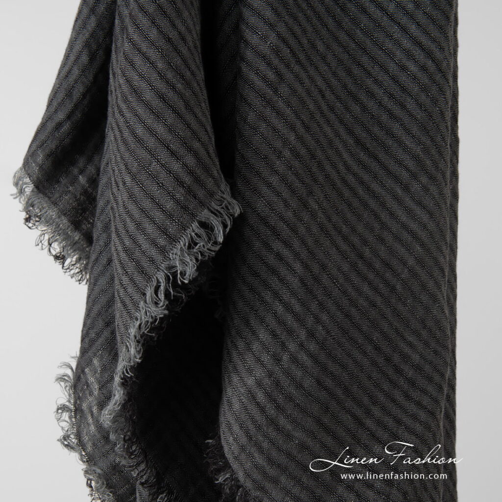 MARE Skjerf mørkegrått 4 grey linen scarf, with transparent checks.