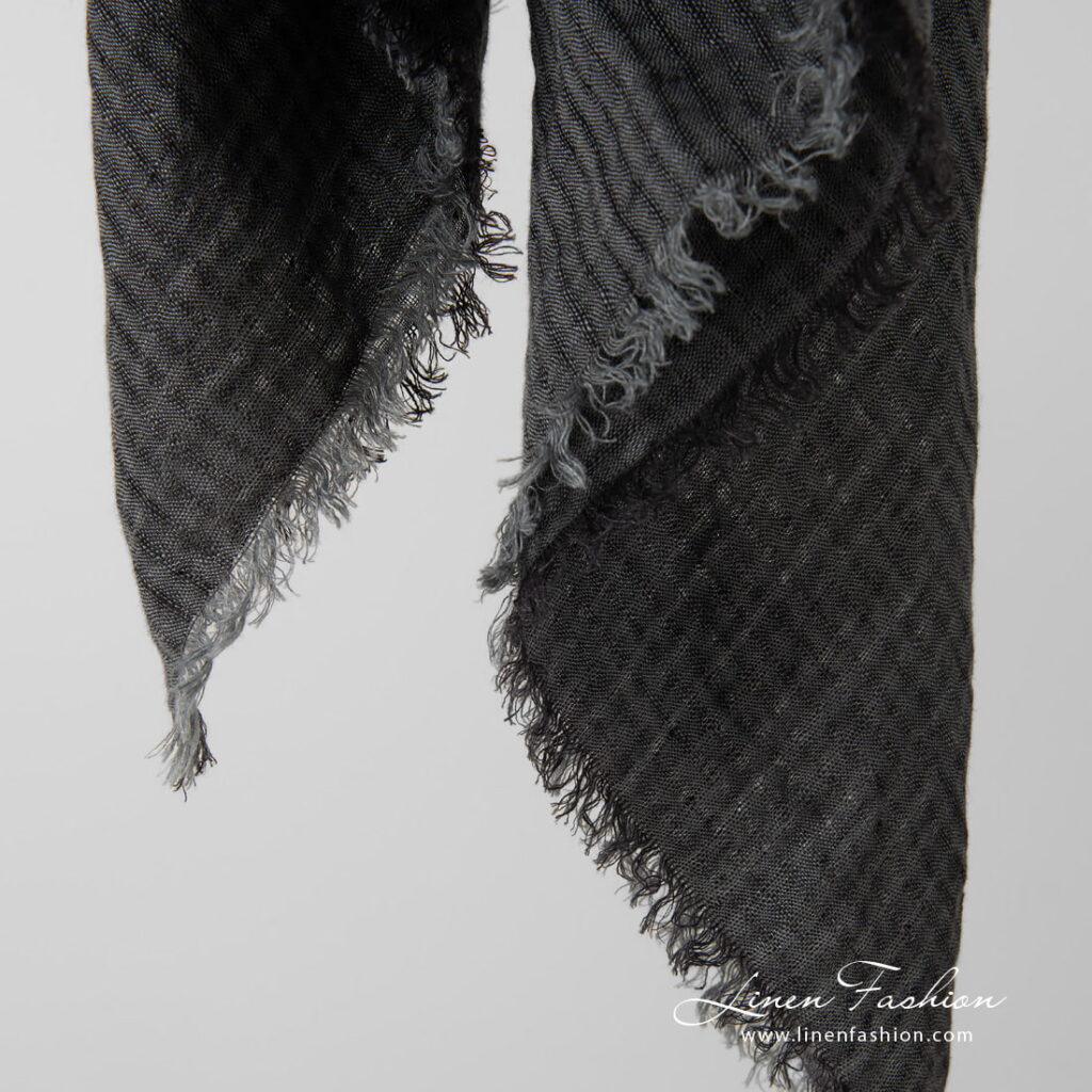 MARE Skjerf mørkegrått 3 grey linen scarf with loose fringes around.
