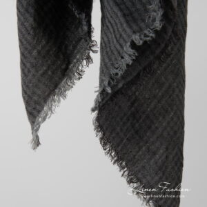 MARE Skjerf mørkegrått 11 grey linen scarf with loose fringes around.