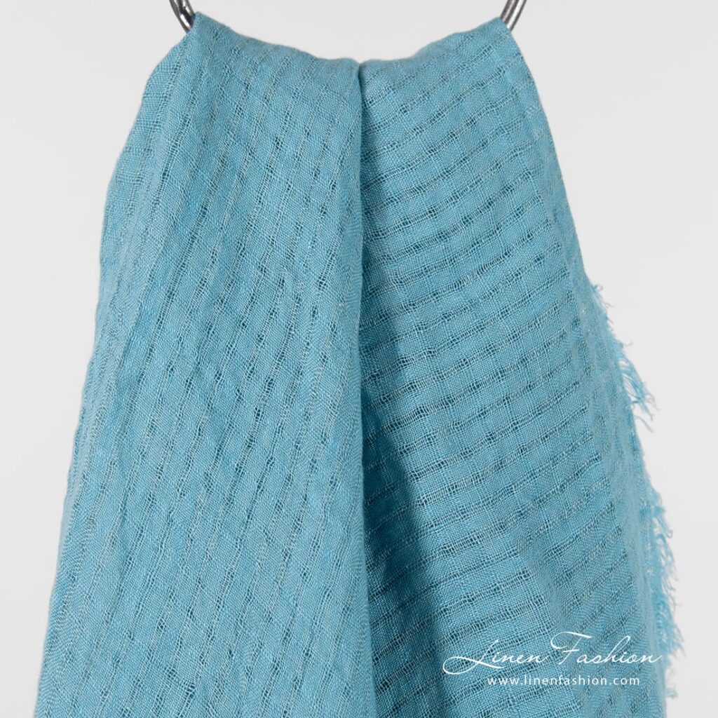 MARE Skjerf blått 1 MARE blue linen scarf in openweave checks