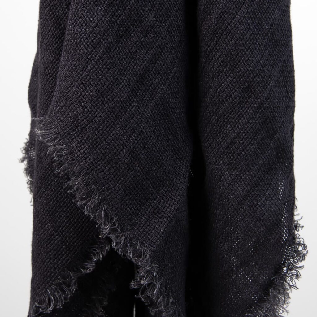 INO Skjerf svart 3 black linen scarf, with fringes