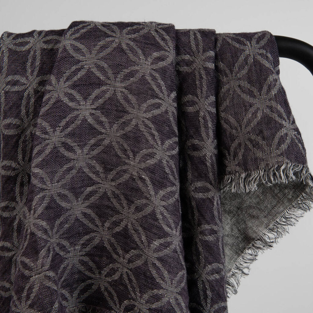 VIRGO Skjerf fiolett 2 Violet black linen scarf, 100% linen