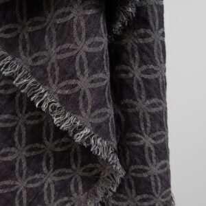 VIRGO Skjerf fiolett 9 Violet black linen scarf, geometric pattern