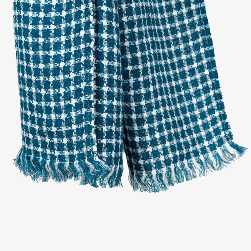 ULTRA Sjal blått 3 ULTRA ocean blue linen shawl with lose fringes