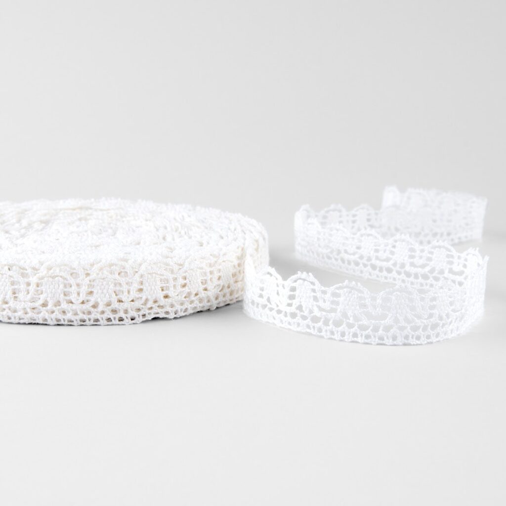 Linen lace bright white No. 90