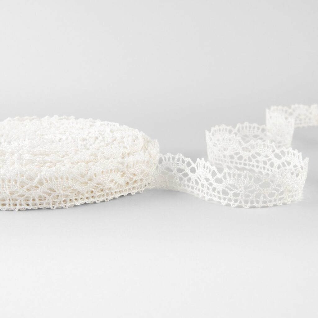 Linen lace bright white No. 103